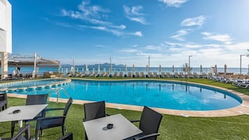 Outdoor pool, pool umbrellas, sun loungers