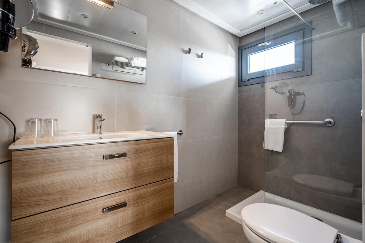 double room, balcony, partial sea view | 1 bedroom, in-room safe, soundproofing, free wifi