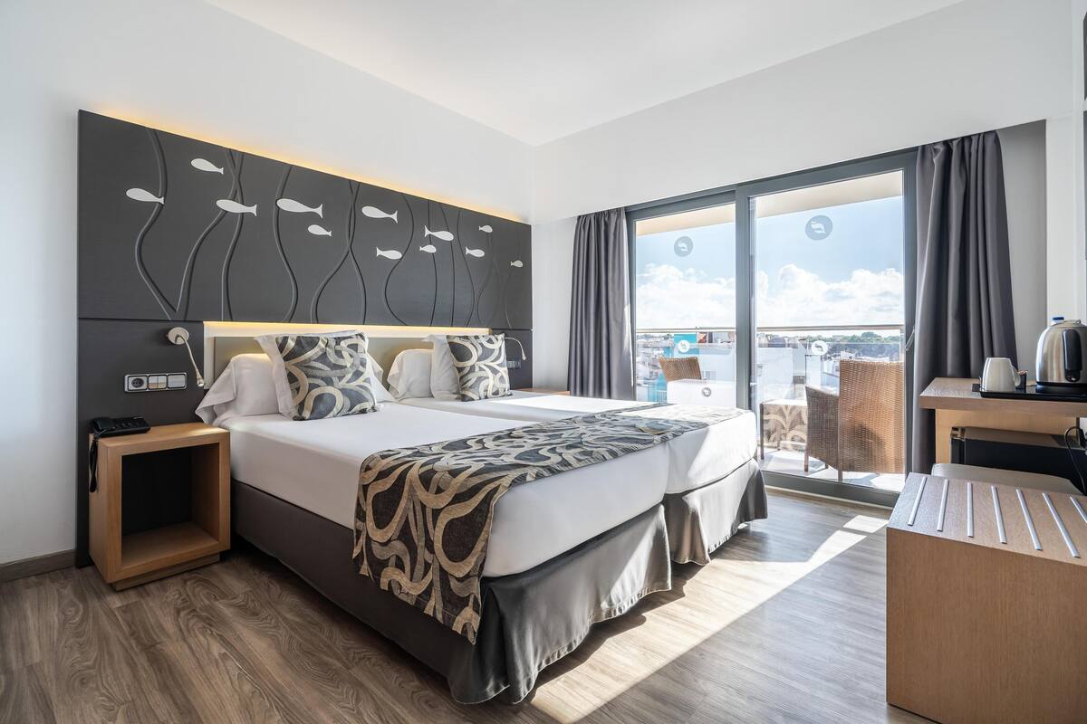 double room, balcony, city view | 1 bedroom, in-room safe, soundproofing, free wifi