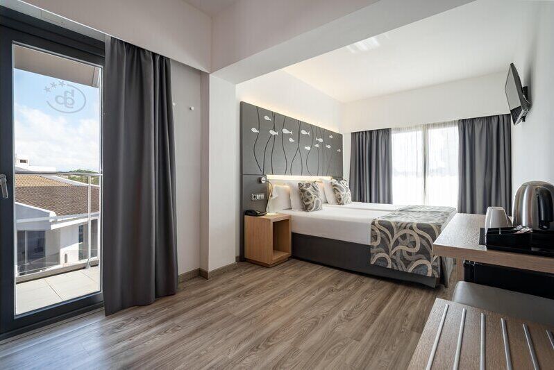 Double Room, Balcony, Partial Sea View | In-room safe, soundproofing, WiFi (free), bed sheets