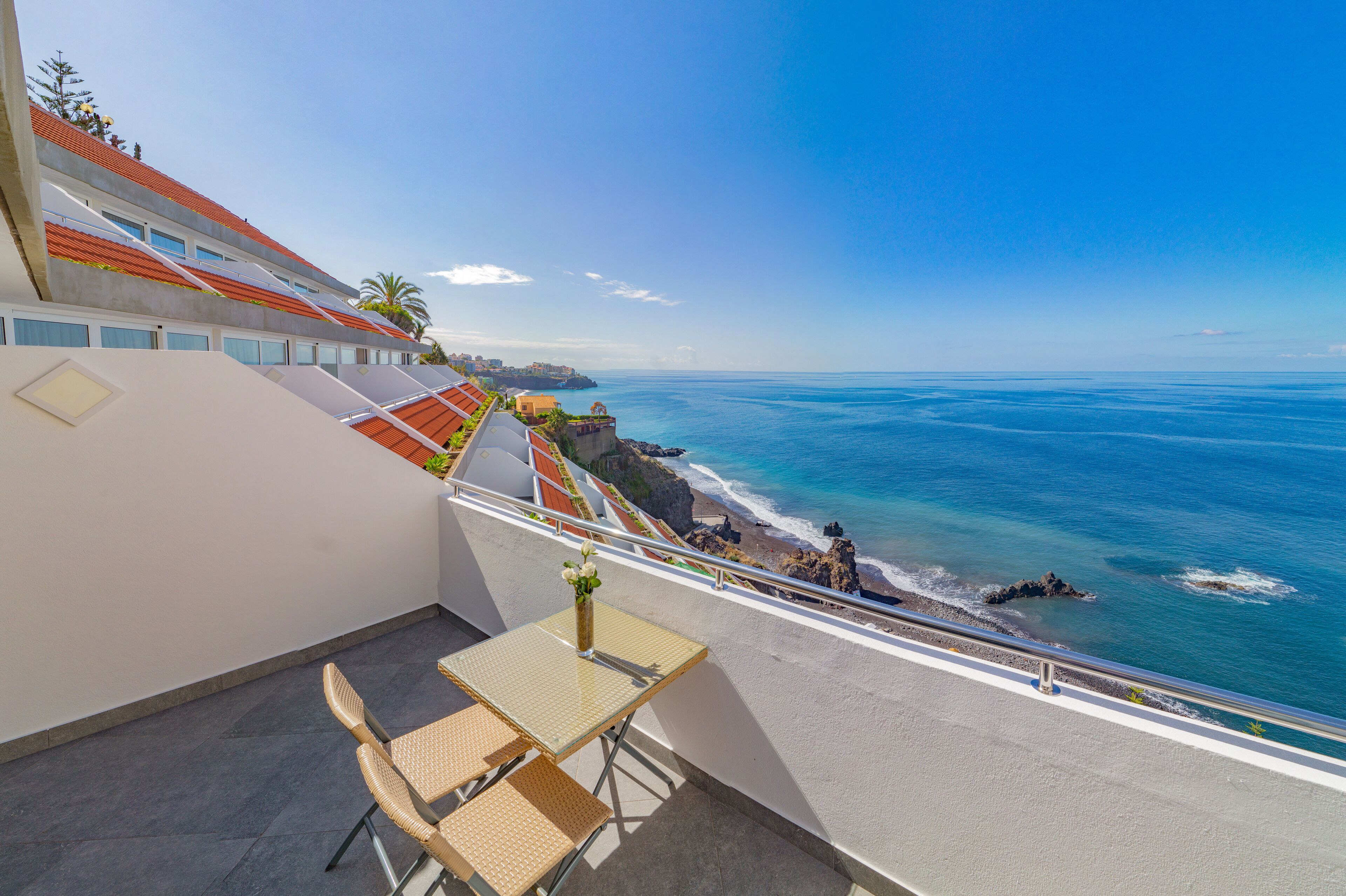 Minibar, coffres-forts dans les chambres, bureau