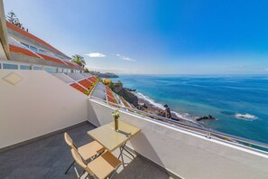 Minibar, coffres-forts dans les chambres, bureau