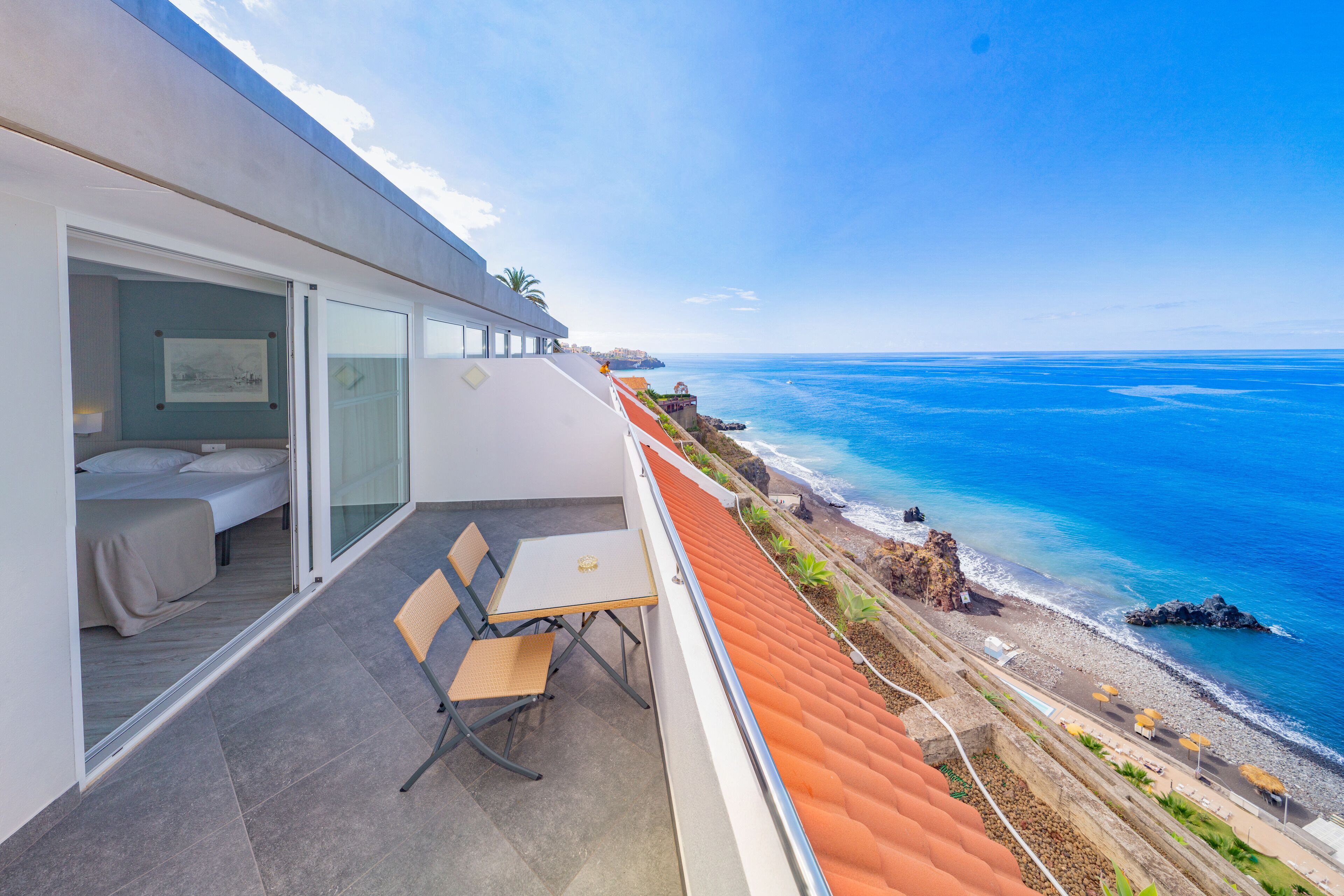 Junior suite, uitzicht op zee | Een minibar, een kluis op de kamer, een bureau, een laptopwerkplek