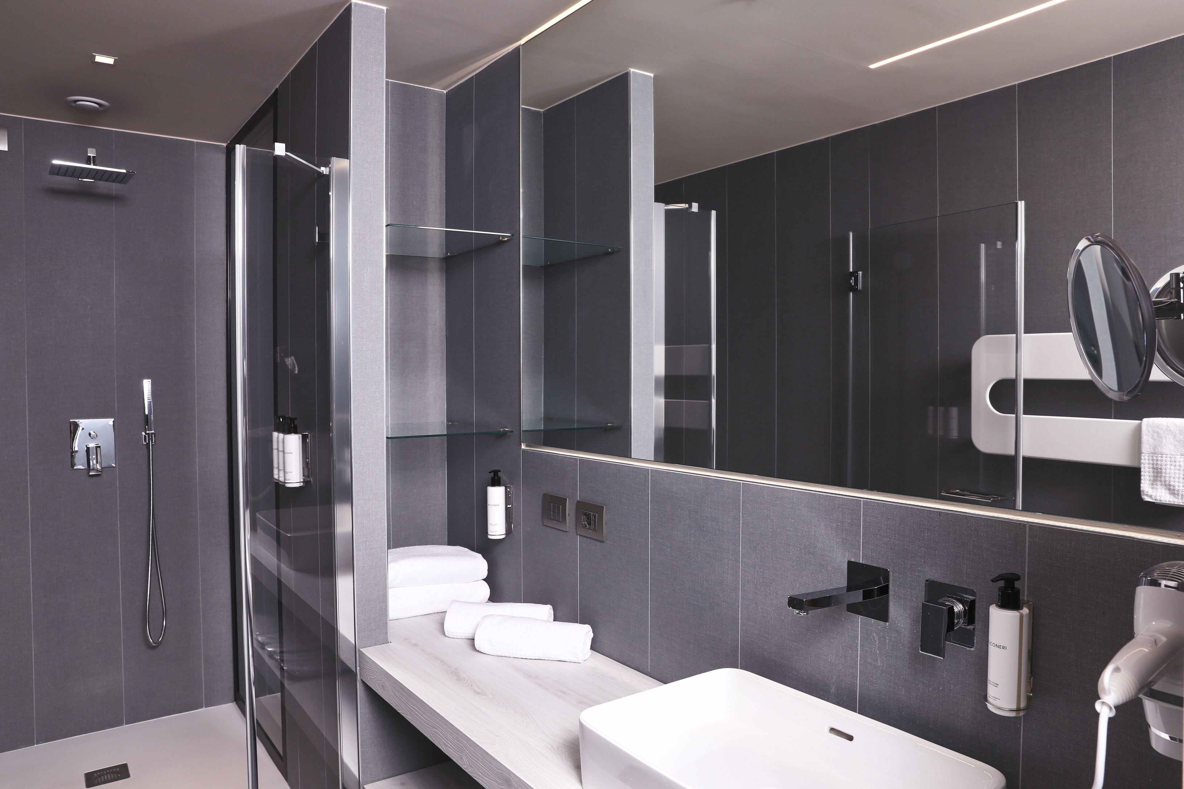 premium double with terrace (no spa access) | bathroom | free toiletries, hair dryer, bathrobes, bidet