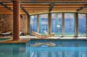 Salas de tratamiento para parejas, un sauna, una bañera de hidromasaje