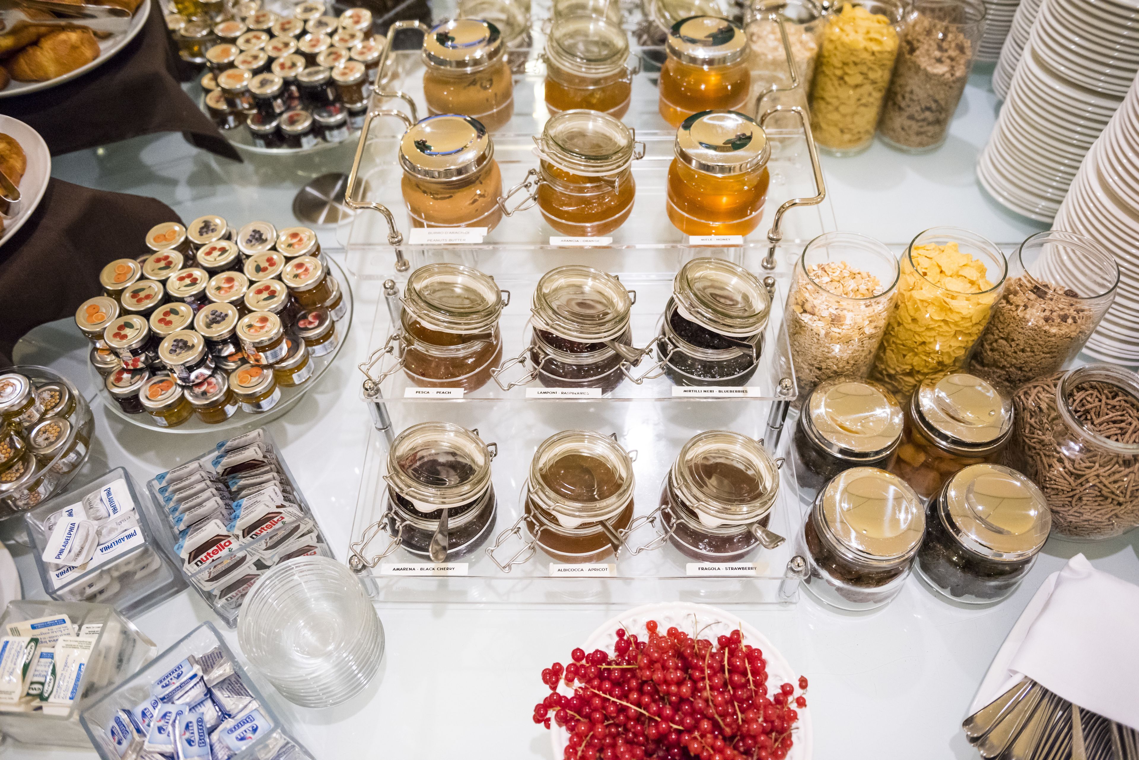 Une table de buffet proposant divers plats et accompagnements.