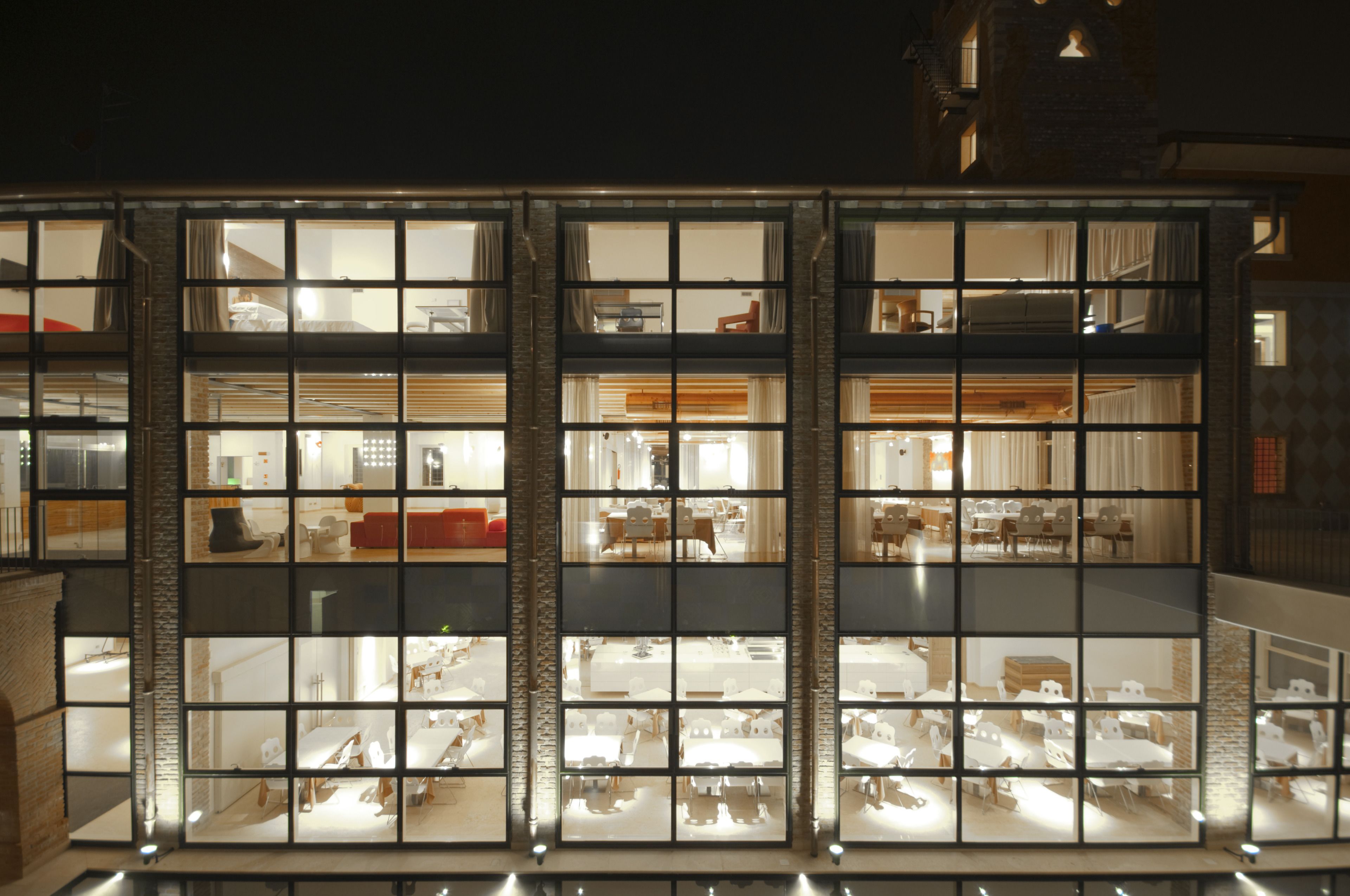 住宿正面 - 傍晚/夜晚