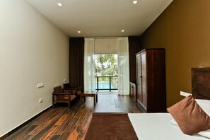 Superior Double Room | Minibar, desk, iron/ironing board, bed sheets - Golden Star Beach Hotel (Negombo)