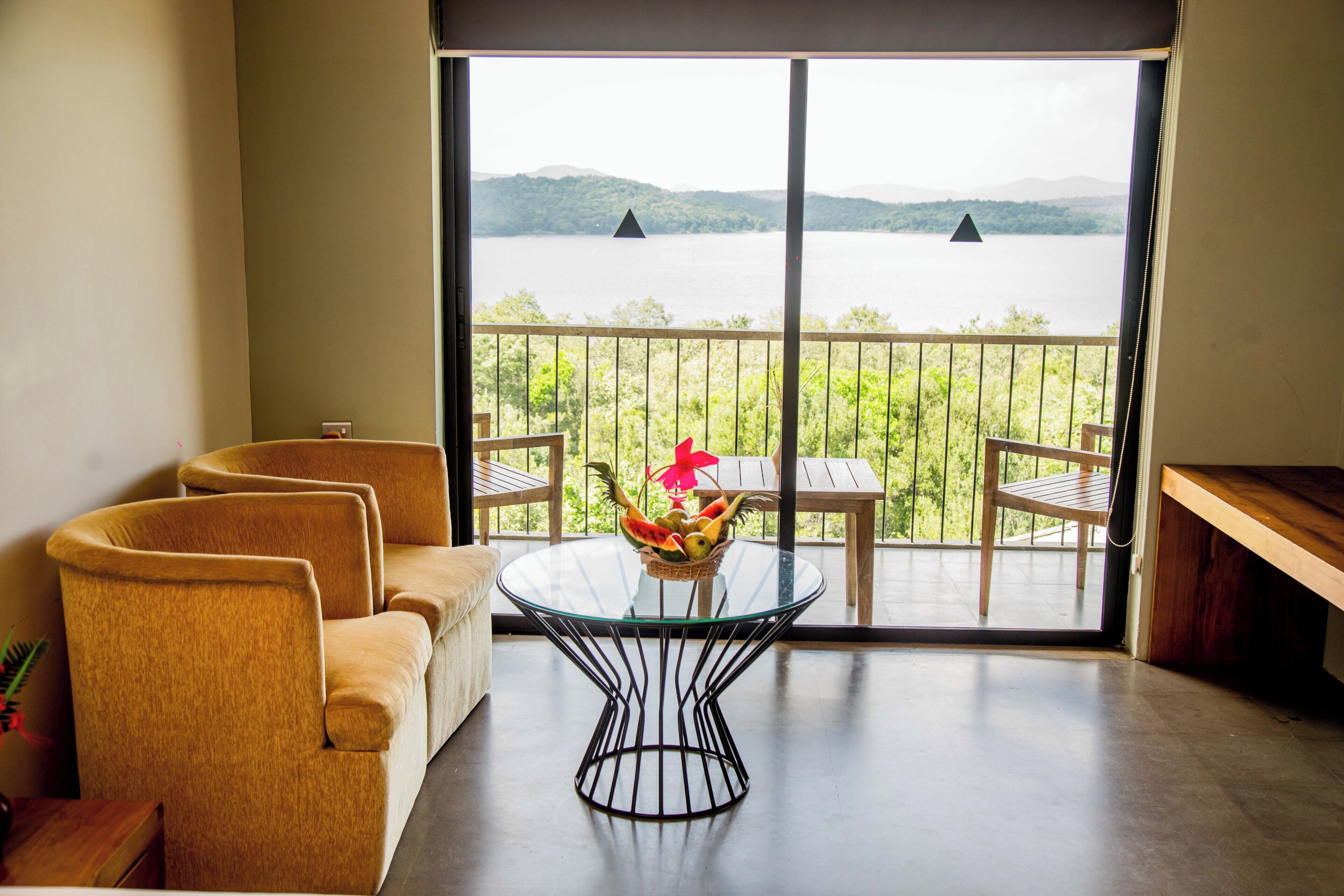 Tripla Deluxe, vista lago | Biancheria da letto di alta qualità, minibar, una scrivania