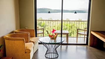Tripla Deluxe, vista lago | Biancheria da letto di alta qualità, minibar, una scrivania