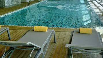 Kolam renang indoor, dengan kursi berjemur