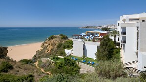 Un hotel frente al mar, con vistas a la playa y al océano.