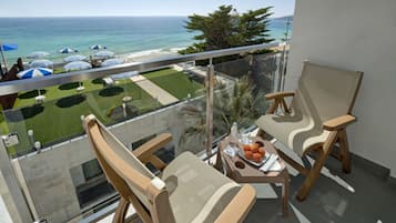 Habitación con 2 camas individuales, vista parcial al mar | Balcón