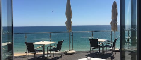 Frühstück, Mittagessen, Abendessen, Blick auf den Strand 