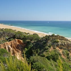 Di pantai, pasir putih, tuala pantai, bar pantai