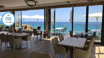 Se sirven desayunos y cocina internacional, con vista a la playa