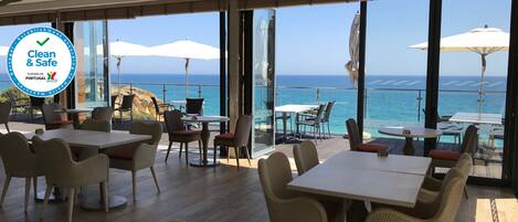 Petit déjeuner, déjeuner et dîner servis sur place, vue sur la plage