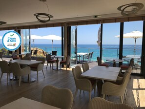 供应早餐、午餐和晚餐，国际美食，海滩景观