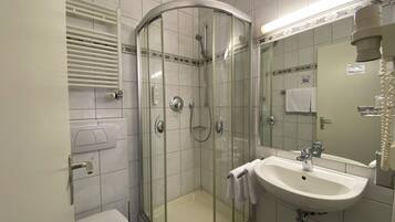 ห้องอีโคโนมีซิงเกิล | ห้องน้ำ | ฝักบัว, ของใช้ในห้องน้ำเป็นมิตรต่อสิ่งแวดล้อม, ไดร์เป่าผม, ผ้าเช็ดตัว