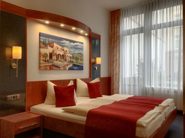 Standard Double or Twin Room | Minibar, desk, laptop workspace, blackout drapes - Hotel Hansa (Offenbach am Main)