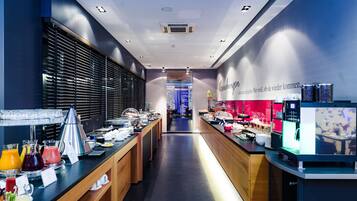 Tägliches Frühstücksbuffet (14.00 EUR pro Person)