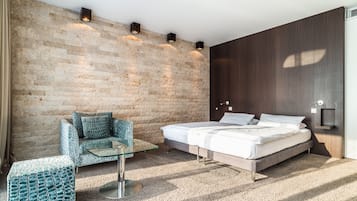 Junior-Suite, 1 Schlafzimmer, Annex (some with balcony) | Allergikerbettwaren, Minibar, Zimmersafe, Schreibtisch