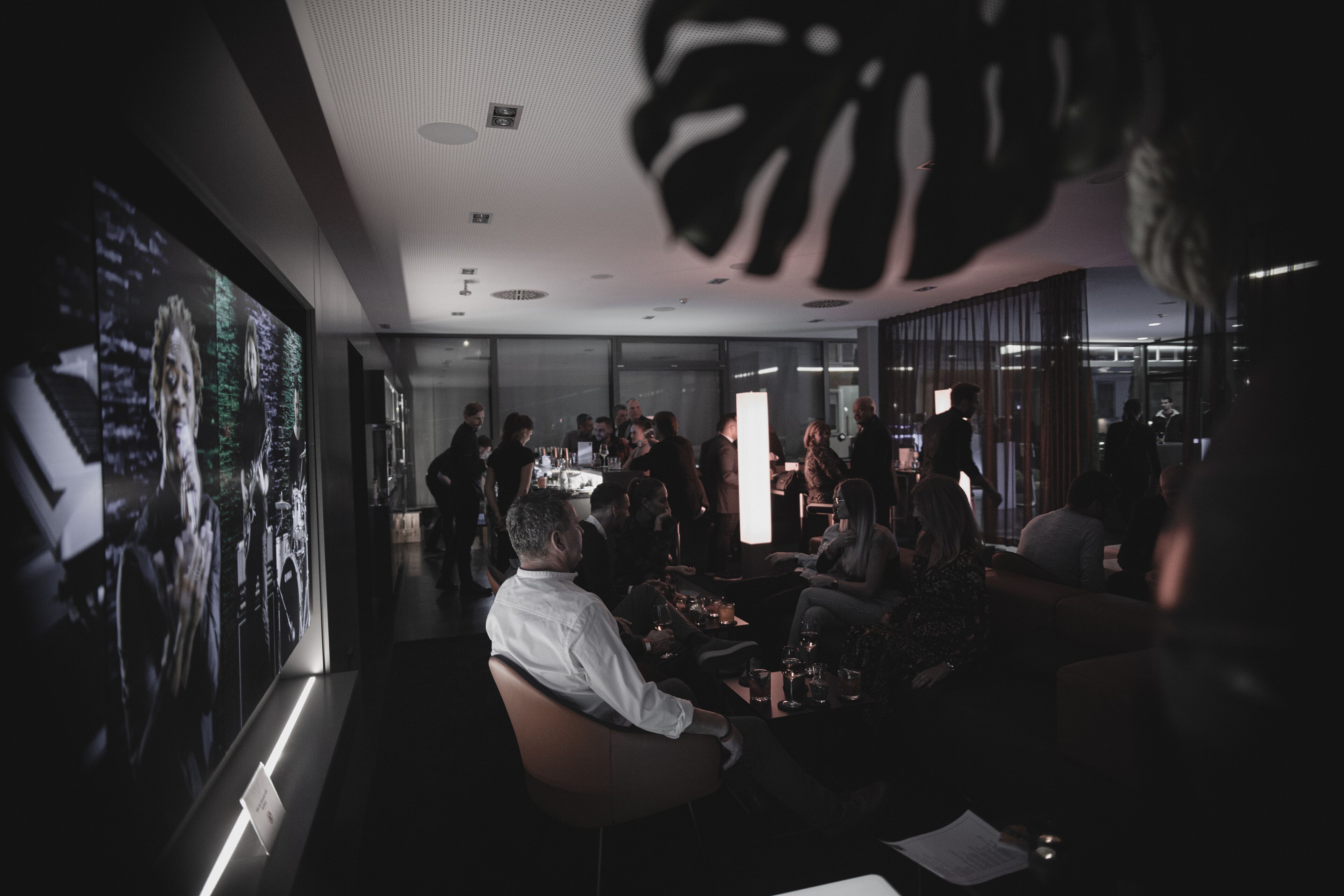 Ein moderner Konferenzraum mit langem Tisch, Glaswänden und einer Decke mit eingelassener Beleuchtung.