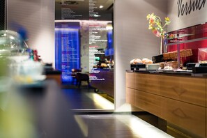 Petit déjeuner buffet (14.00 EUR par personne)