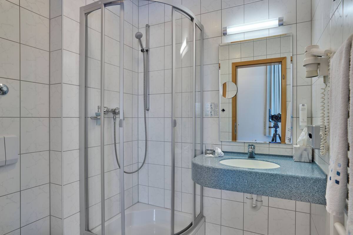 single room | bathroom | free toiletries, hair dryer, towels