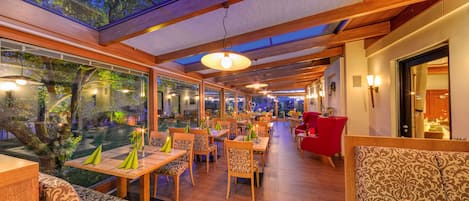 2 restaurants, lunch, dinner served; local cuisine