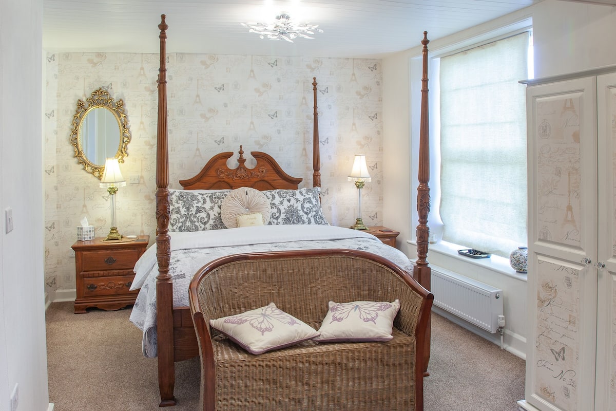 Deluxe-suite - eget badeværelse (with Four Poster) | 1 soveværelse, Wi-Fi