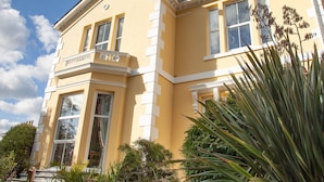 A yellow building with a balcony and large windows. - Court Prior Boutique B&B and Apartment (Torquay)