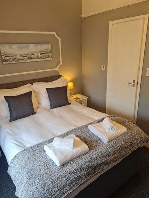 Standard-Doppelzimmer | Schreibtisch, laptopgeeigneter Arbeitsplatz, WLAN, Bettwäsche