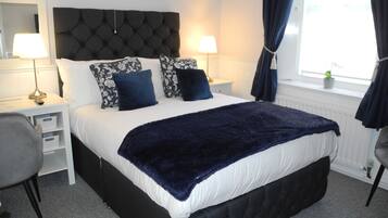 Chambre Double Supérieure | Bureau, espace de travail pour ordinateur portable, Wi-Fi, draps fournis