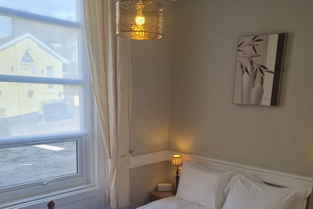 Desk, laptop workspace, WiFi, bed sheets