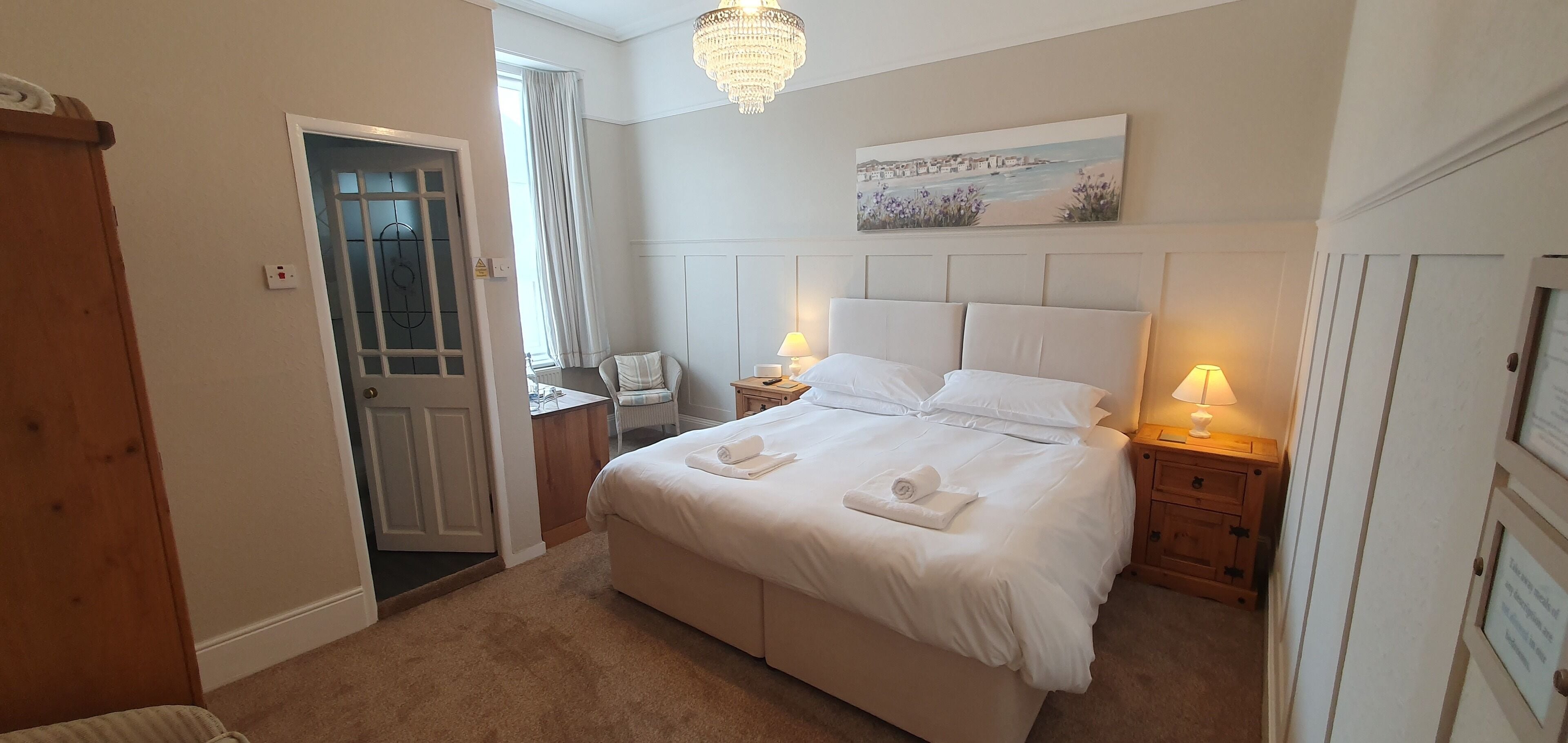 Dobbelt- eller tomannsrom – premier | Skrivebord, skrivebord for bærbar PC, wi-fi og sengetøy