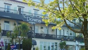 Un edificio con un letrero que dice "The Downs".
