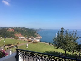 Quarto duplo (Twin Room with Balcony and Sea View) | Vista para praia/oceano