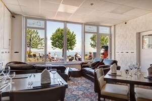 Breakfast and dinner served, British cuisine