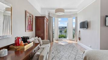 Suite superior, balcón | Ropa de cama de alta calidad y decoración personalizada