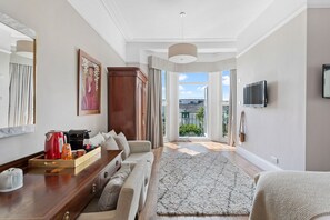 Suite superior, balcón | Ropa de cama de alta calidad y decoración individual