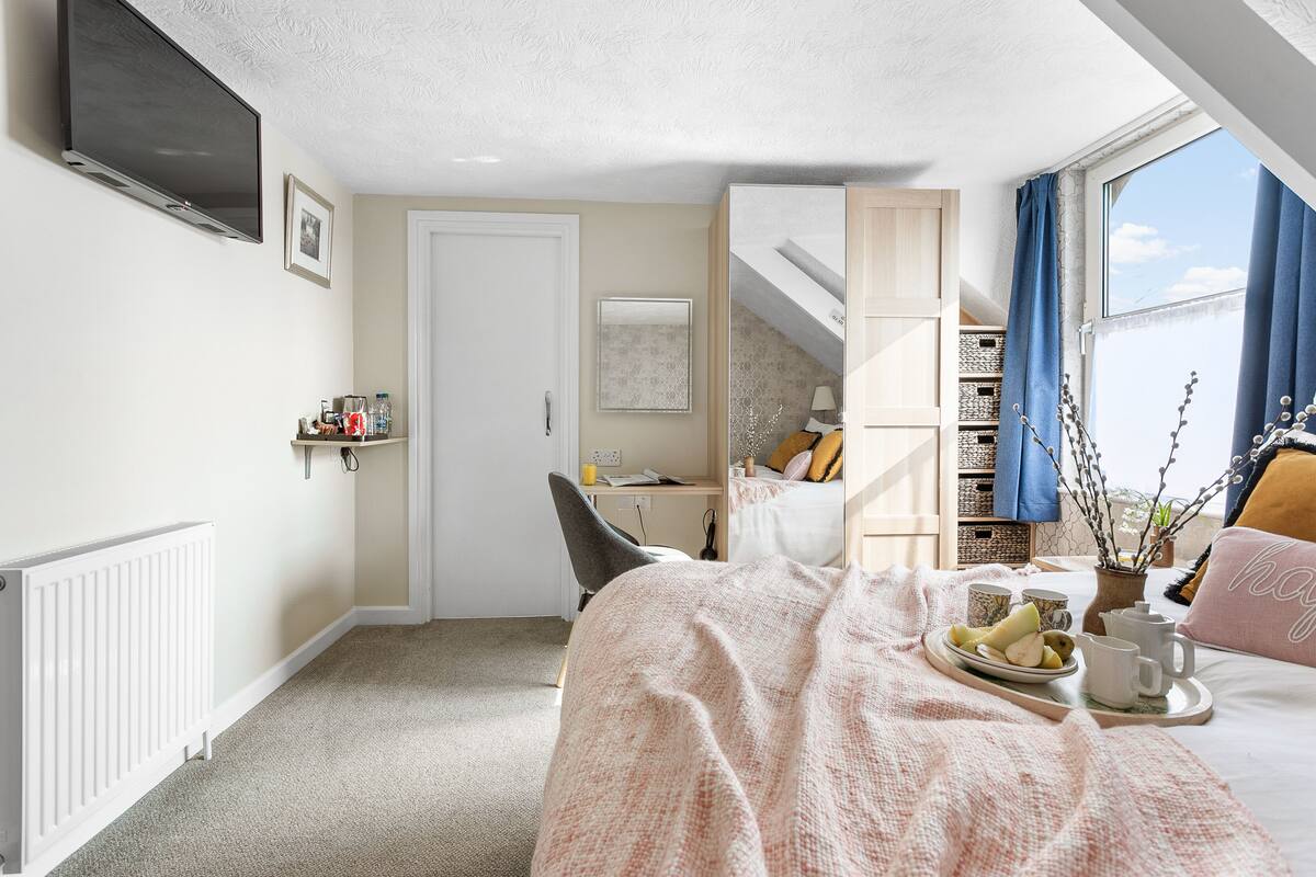 Double Room, Bathtub | Iron/ironing board, WiFi (free), individually furnished