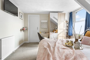 Double Room, Bathtub | Individually furnished, iron/ironing board, free WiFi - The Westgate (Torquay)