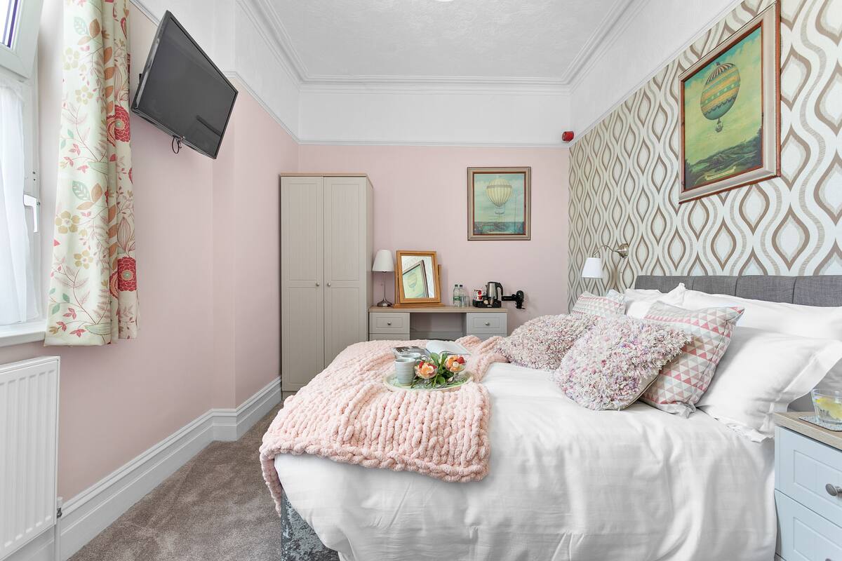 Double Room | Iron/ironing board, WiFi (free), individually furnished
