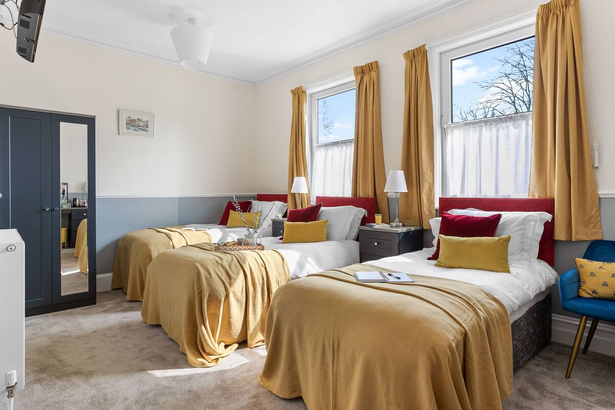 Triple Room | Iron/ironing board, WiFi (free), individually furnished