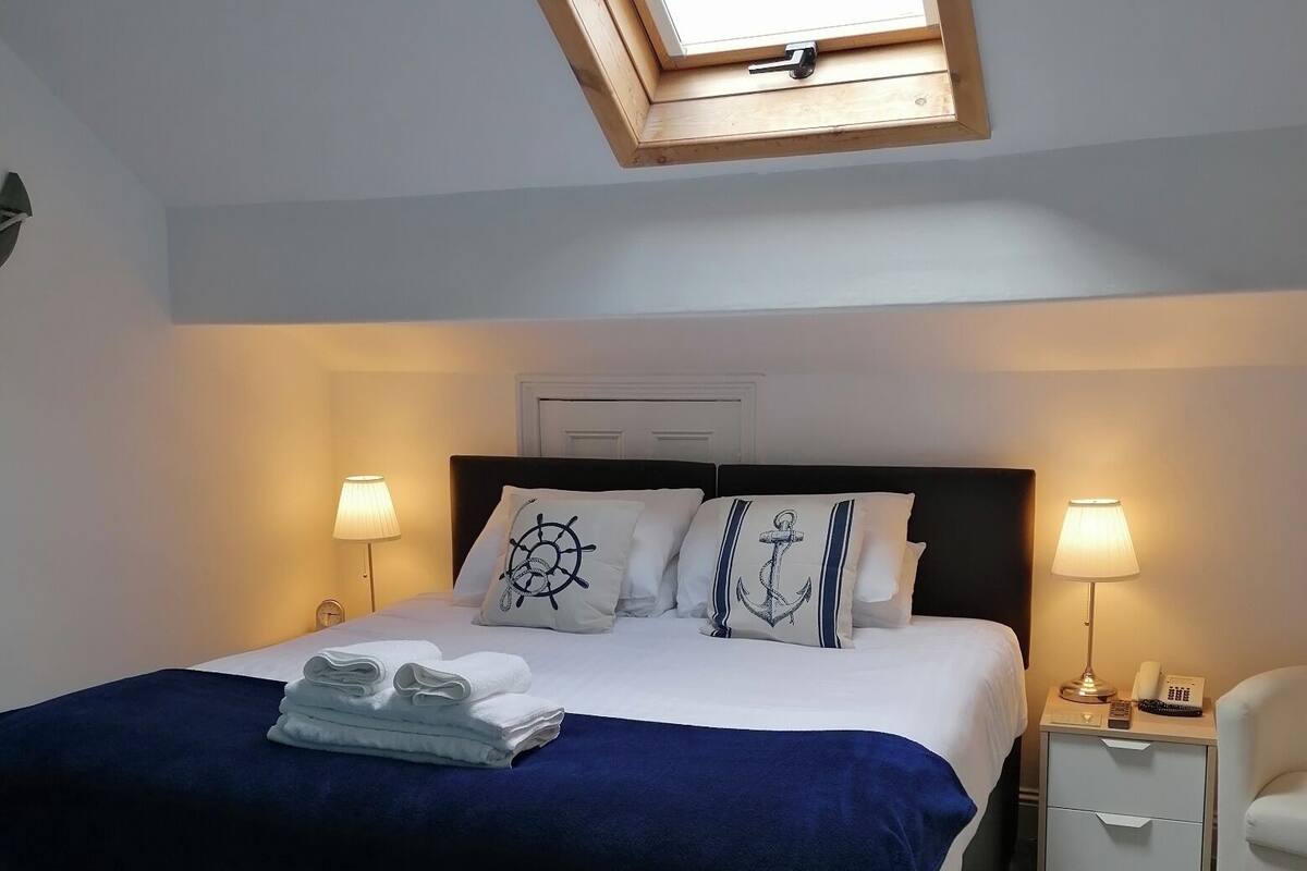 Suite, baño en la habitación (- B&B) | Cuna de viaje y ropa de cama