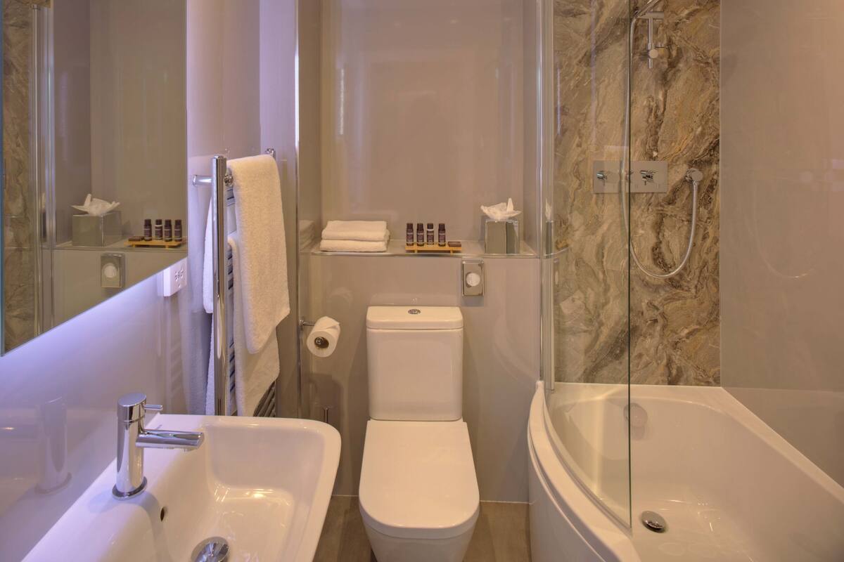 classic double room, ensuite | bathroom