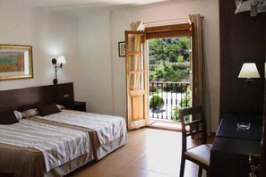 Tallelokero huoneessa, työpöytä