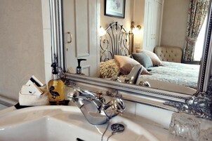 Cortinas blackout, Wi-Fi de cortesia, roupa de cama