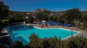 Una piscina al aire libre de temporada
